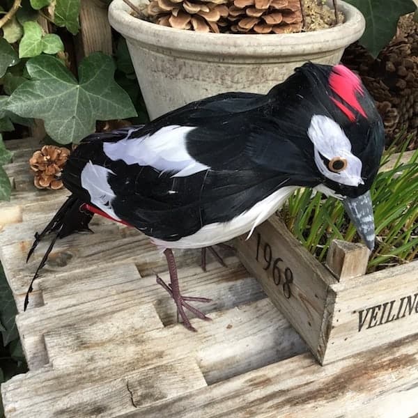 Kunstig spætte med fjer