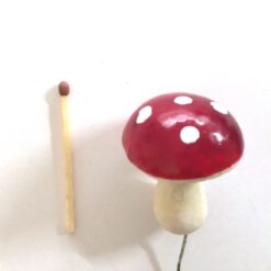 Alternative view of Mørkerød paddehat på tråd 