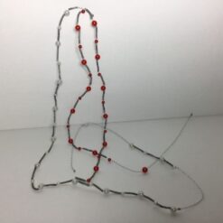 Hvide perler på spiraltråd