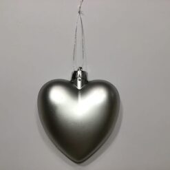 Alternative view of Mat sølvfarvet fint plasthjerte