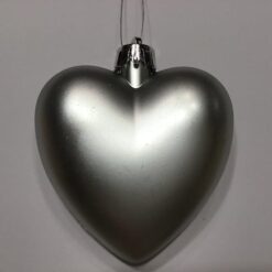 Mat sølvfarvet plasthjerte