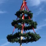 Rejsegildekrans med 3 ringe i kunstigt gran og med rødt bånd. Vores rejsegildekrans er nem at sætte op, og har langt bånd så den også kan sættes op i en kran.