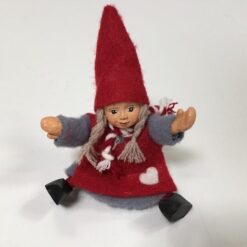 Alternative view of Lille Nissepige med rød hue