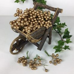 Guld bær på ståltråd