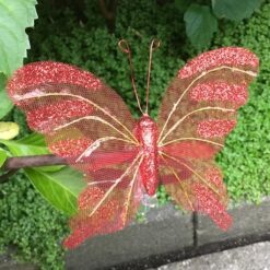 Dekorativ smuk bordeaux sommerfugl