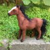 Hest i nøddebrun