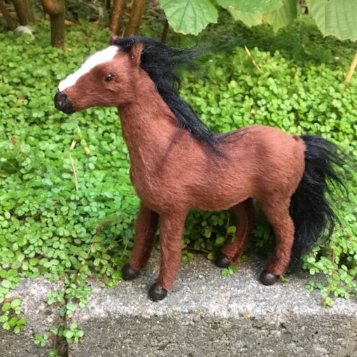 Hest i nøddebrun