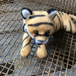 Alternative view of Tiger unge der ligger