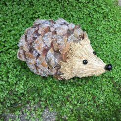 Dekorativt pindsvin i naturmateriale