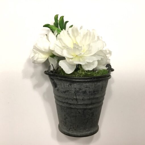 Hvide blomster i zinkpotte