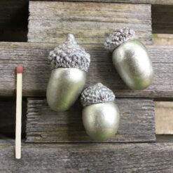 Alternative view of Lille naturtro champagnefarvet agern