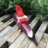 Rød nisse på aubergine