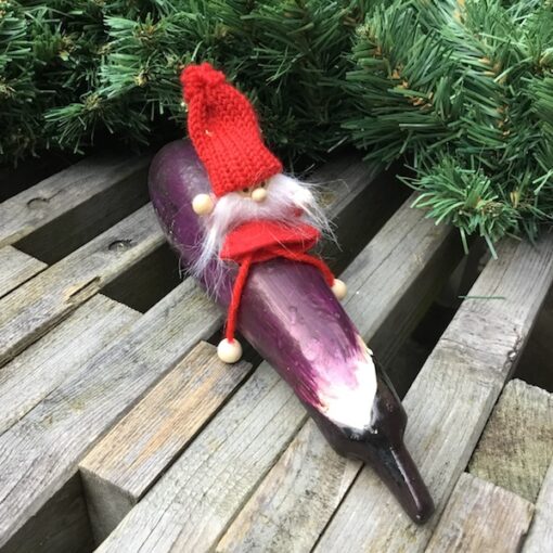 Rød nisse på aubergine