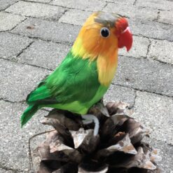 Kunstig flerfarvet papegøje