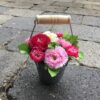 Dekorative blomster i zinkpotte