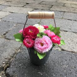 Dekorative blomster i zinkpotte