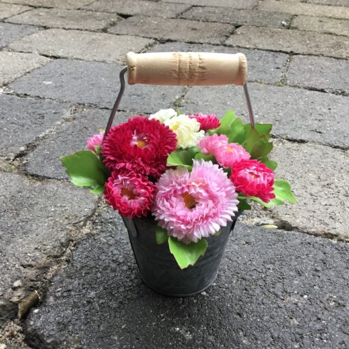 Dekorative blomster i zinkpotte