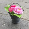 Smukke blomster i zinkpotte
