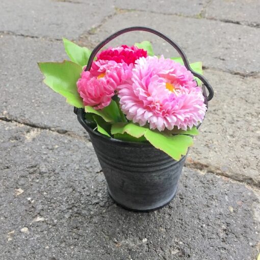 Smukke blomster i zinkpotte