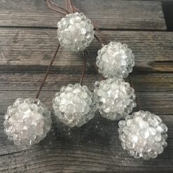 Hvide runde brombær på tråd