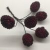 Ovale bordeaux brombær på tråd
