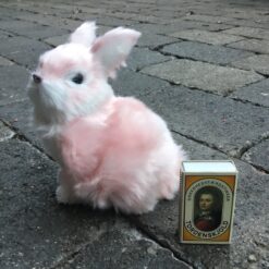 Alternative view of Stor rosa kanin der sidder