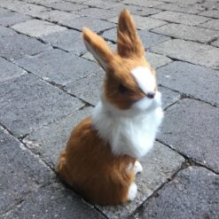 Stor gylden kanin der står