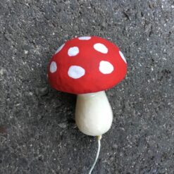 Rød paddehat på tråd