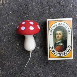 Alternative view of Rød paddehat på tråd 