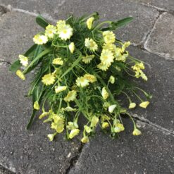 Gul buket med mange blomster
