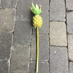 Kunstig orange ananas på pind