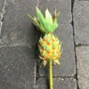 Kunstig orange ananas på pind
