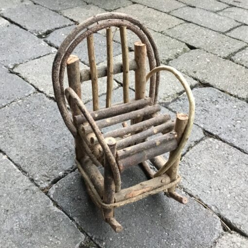 Dekorativ gyngestol i naturgren