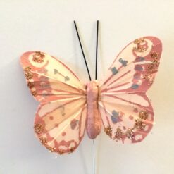 Gammelrosa lille sommerfugl med glimmerkant