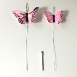 Alternative view of Rosa sommerfugl på pind