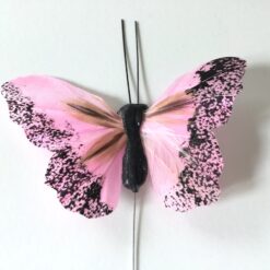 Rosa sommerfugl på pind