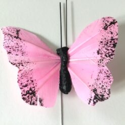 Rosa lille sommerfugl på pind