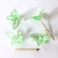 Små plastik fugle i grøn