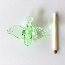 Små plastik fugle i grøn