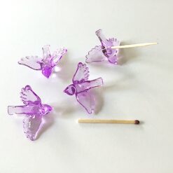 Plastik fugle i lilla