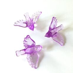 Plastik fugle i lilla