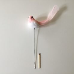 Sart rosa fugl på spyd