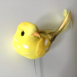 Smuk gul fugl på pind