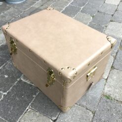 Alternative view of Lys brun kiste med guld beslag