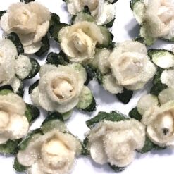 Alternative view of Små cremefarvet roser med bladbund