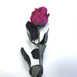 Kunstig naturtro cerisefarvet rose