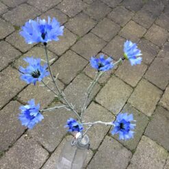 Naturtro lyseblå kornblomst gren