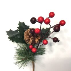 Fyrgren med kristjørn & bær