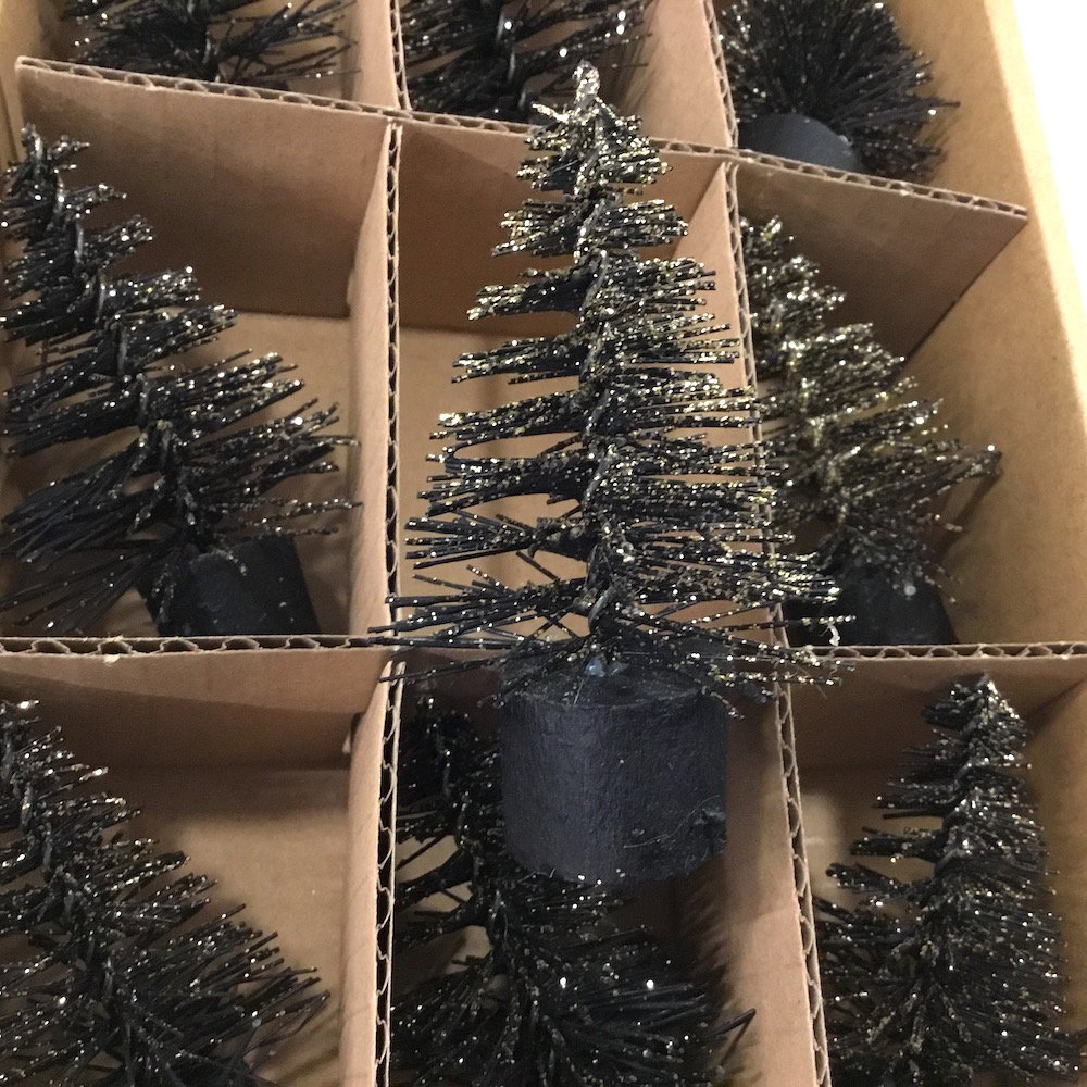 12.stk sorte mini juletræer - Billede 9