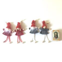 Alternative view of 2 røde nisser med hue